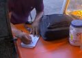 VIDEO; Ladrón asalta pollería en Cancún con mensaje escrito