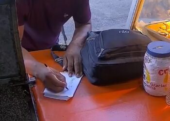 VIDEO; Ladrón asalta pollería en Cancún con mensaje escrito