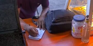 VIDEO; Ladrón asalta pollería en Cancún con mensaje escrito