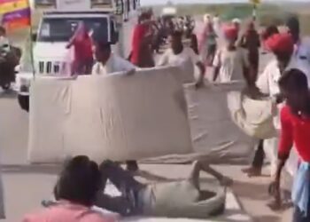 VIDEO; Peregrinación sobre colchonetas sorprende en India