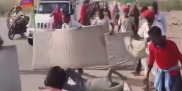 VIDEO; Peregrinación sobre colchonetas sorprende en India