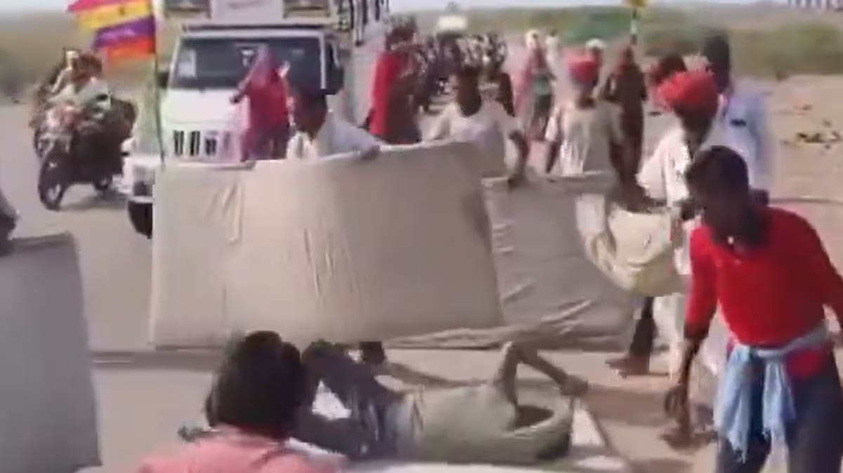VIDEO; Peregrinación sobre colchonetas sorprende en India