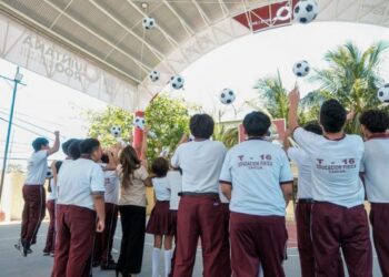 Entrega Mara Lezama nuevo domo a más de 500 estudiantes de secundaria técnica “8 de Octubre”, en Cancún