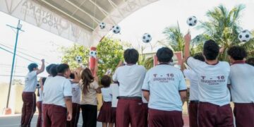 Entrega Mara Lezama nuevo domo a más de 500 estudiantes de secundaria técnica “8 de Octubre”, en Cancún