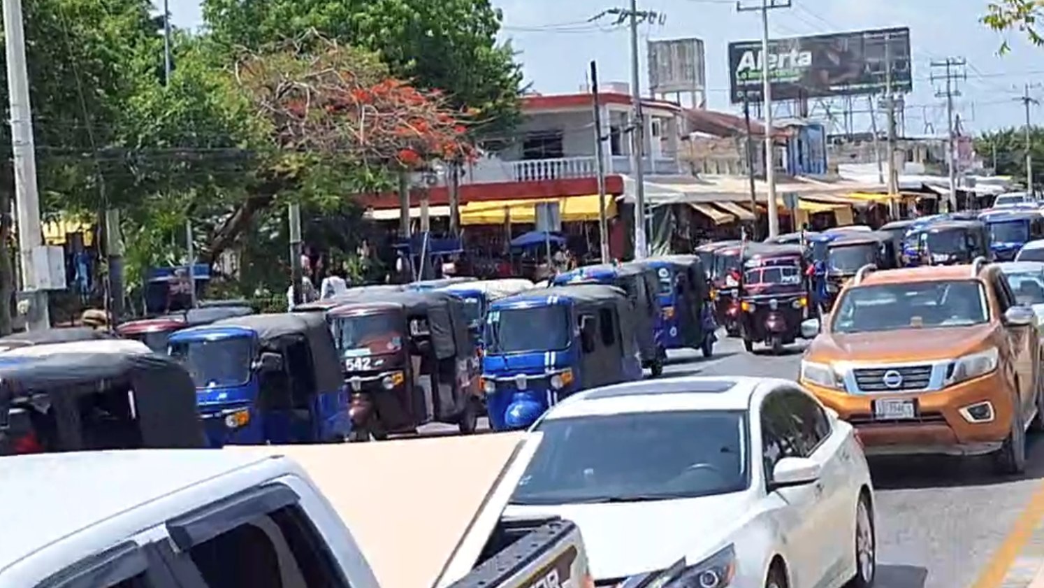 Mototaxis protestan contra Imoveqroo y derecho de piso
