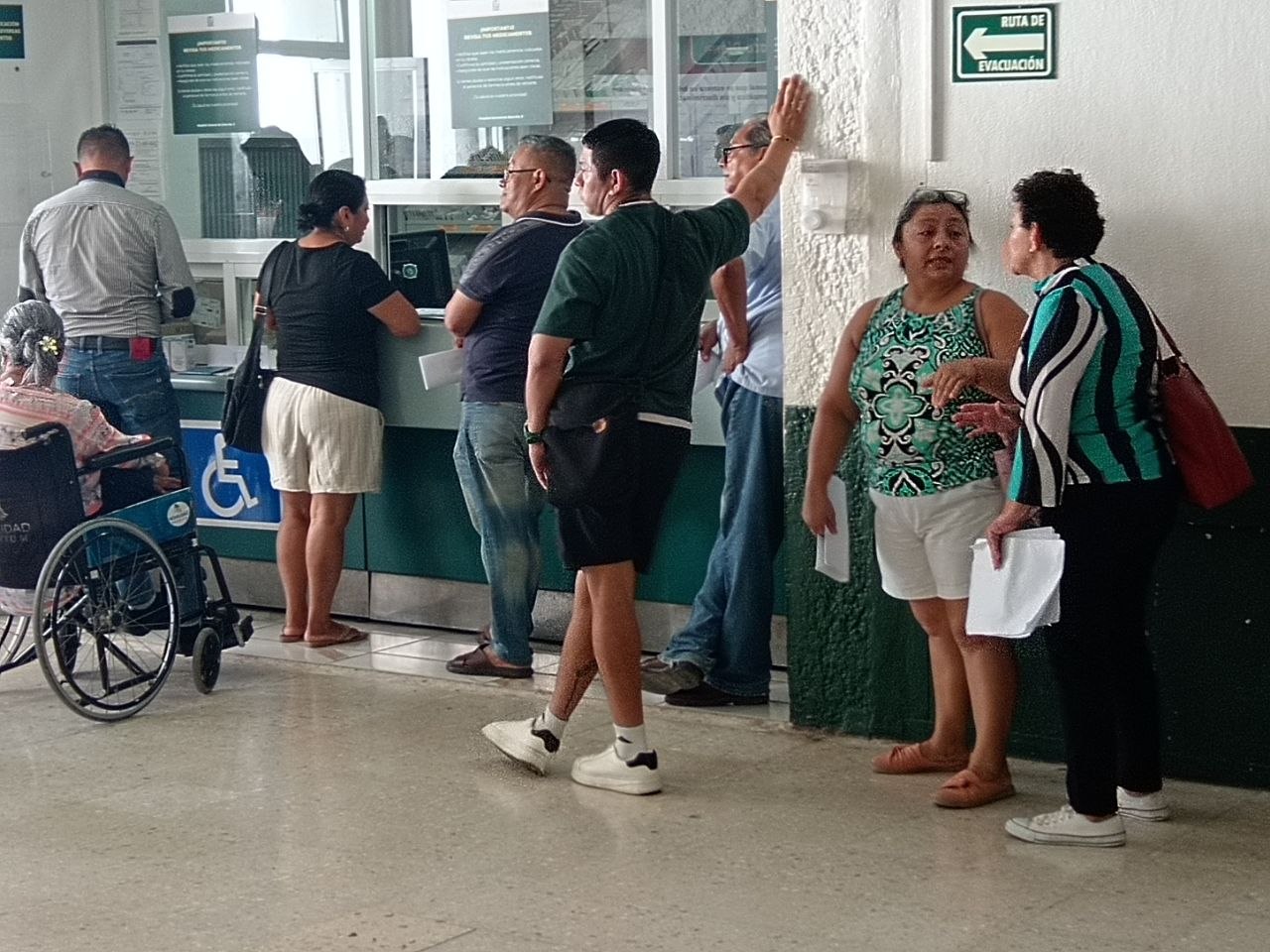 Desabasto y largas filas afectan usuarios del IMSS en Quintana Roo