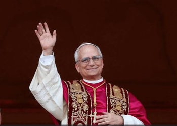 Papa León XIV aborda libertad de prensa en vuelo a París