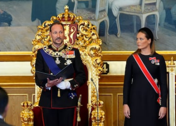 Haakon VIII jura como rey de Noruega ante Parlamento