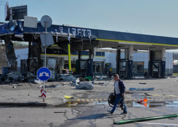 Dos muertos en gasolinera de Kiev tras ataque ruso