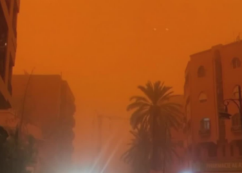 Tormenta de arena sumerge en la oscuridad a una ciudad en Argelia
