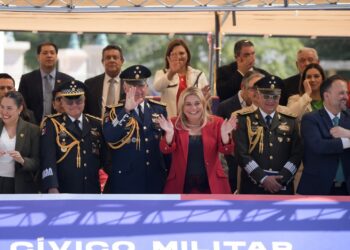 Maru Campos encabeza desfile patrio en Chihuahua