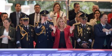 Maru Campos encabeza desfile patrio en Chihuahua