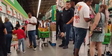 VIDEO; Pareja prueba helado en supermercado y lo regresa al refrigerador