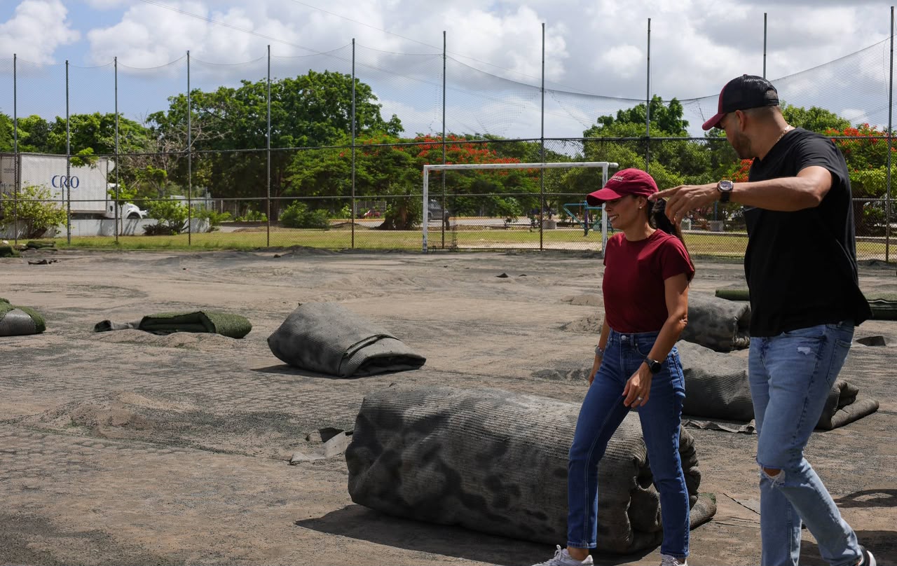 Cancún renueva pasto sintético en 10 canchas deportivas