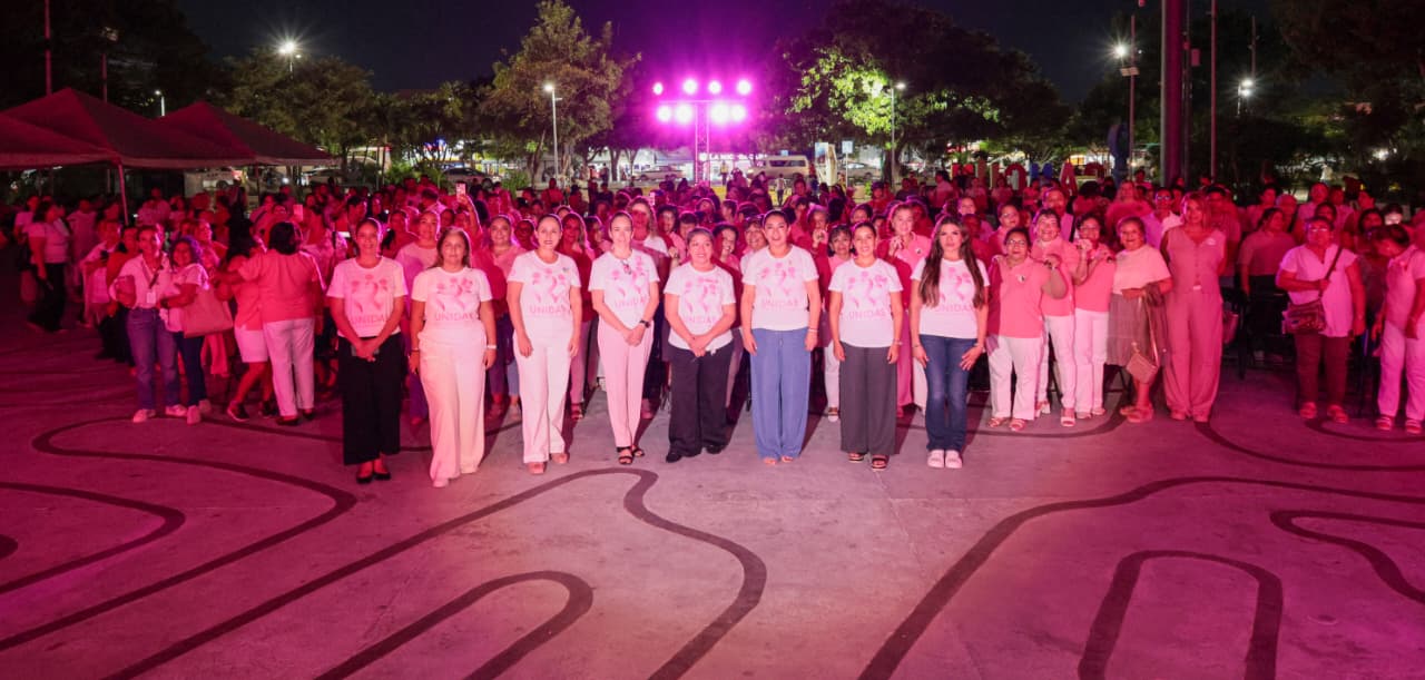 Benito Juárez ilumina Palacio por prevención de cáncer de mama