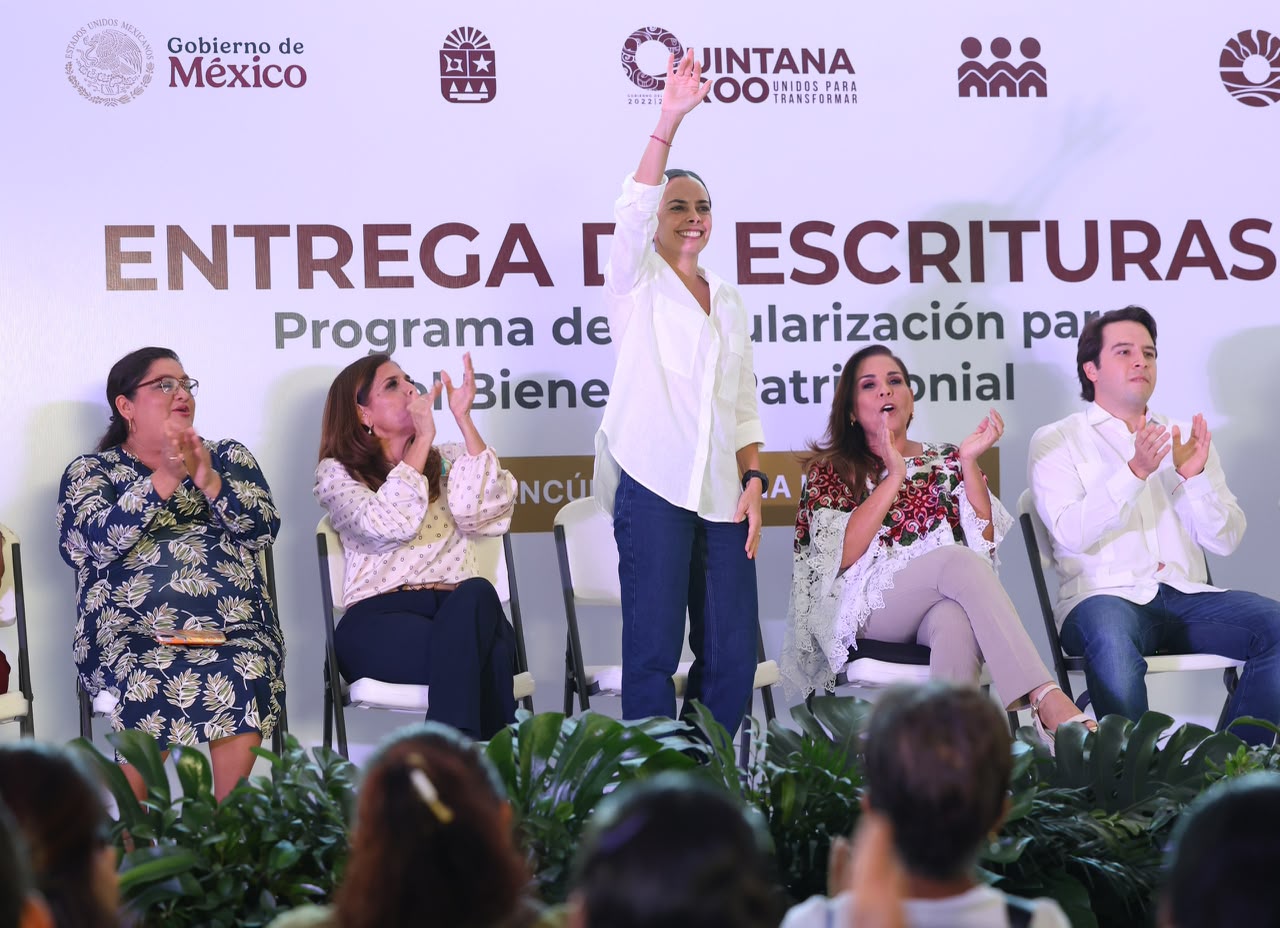 Entregan 460 escrituras a familias en Quintana Roo