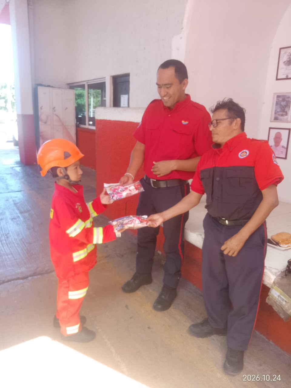 Bomberos de Cancún cumplen sueño de niño en cumpleaños