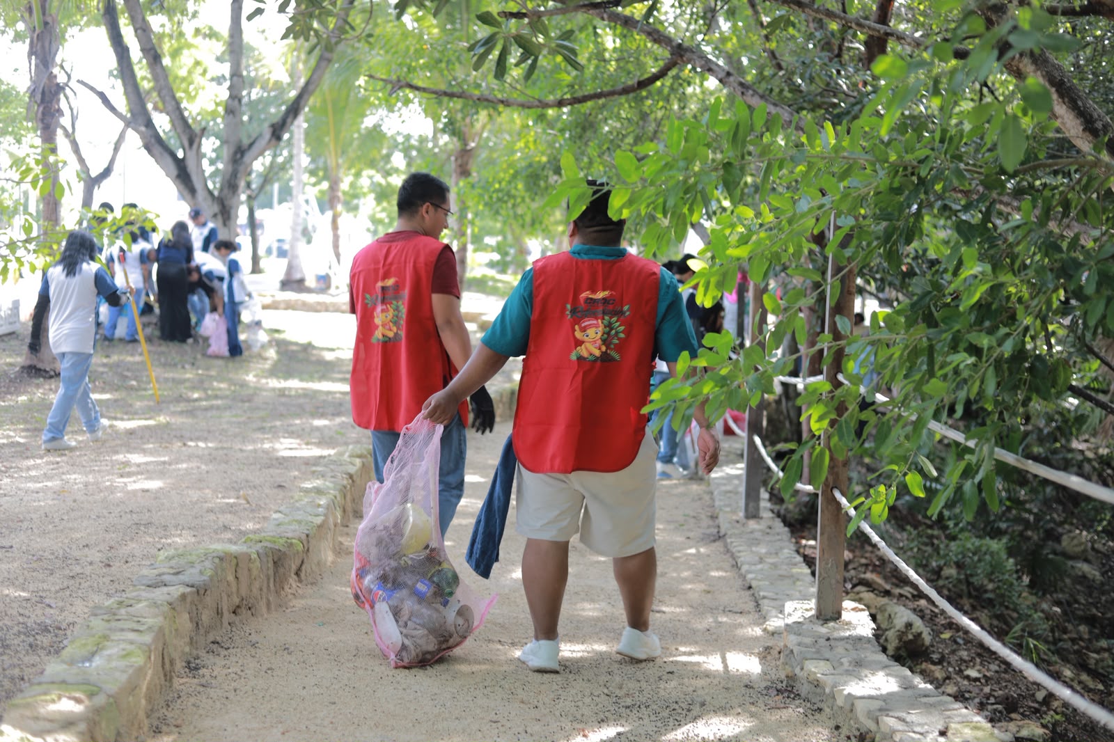 Ayuntamiento limpia cenote en SM 523 para preservarlo