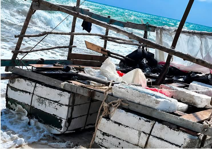Hallan embarcación hechiza en Costa Mujeres, Isla Mujeres