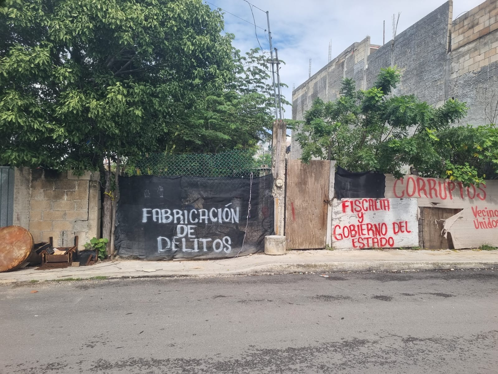 Fiscalía deja perros encerrados tras cateo en Playa del Carmen