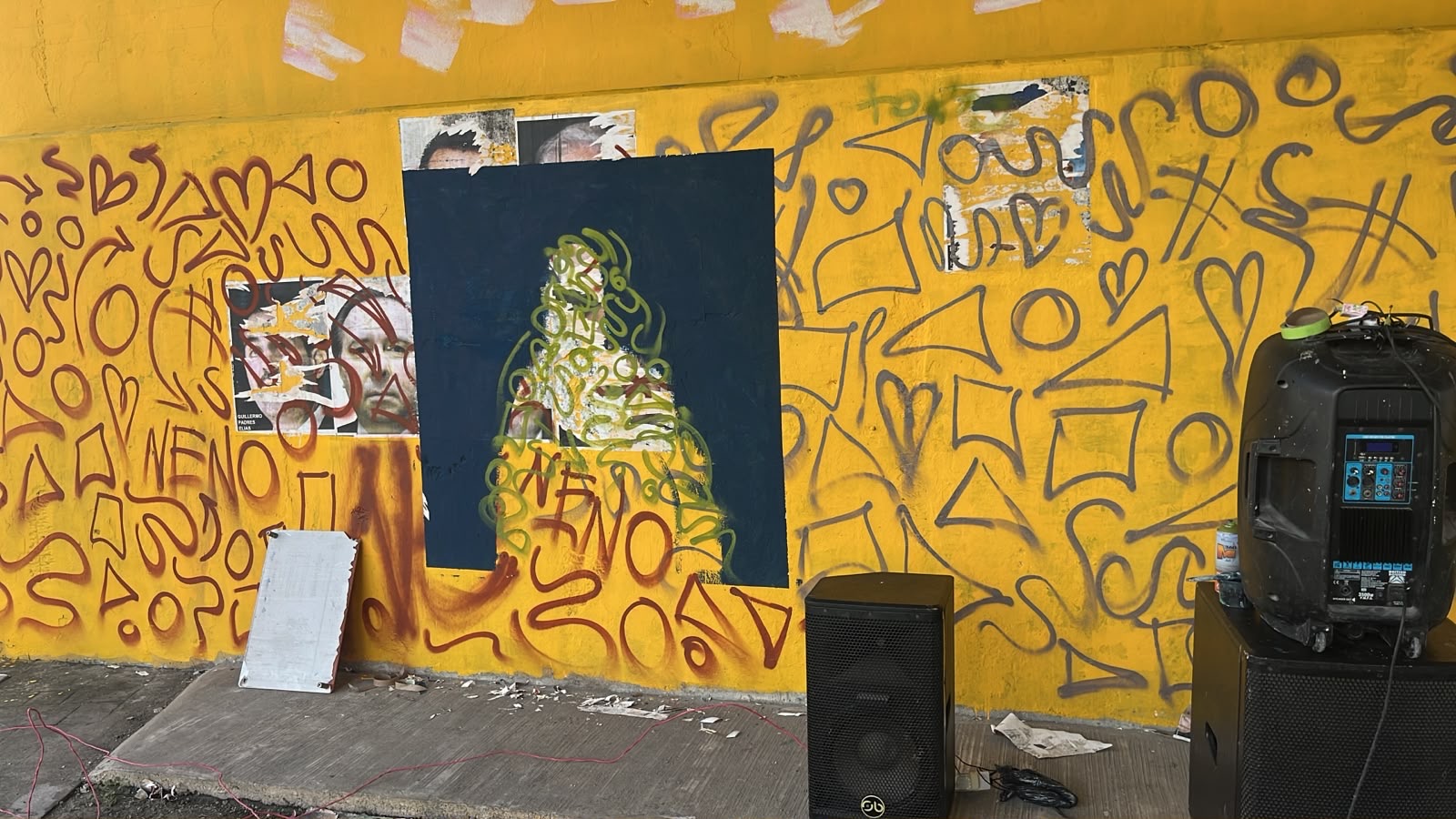 Grafiteros borran muro de políticos corruptos en Cancún