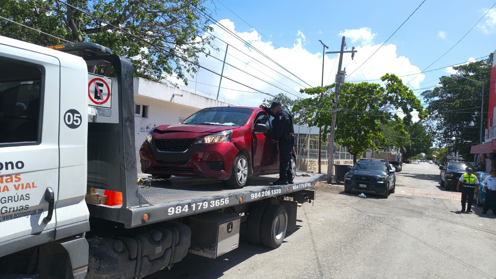 Conductor choca y es remolcado en Playa del Carmen