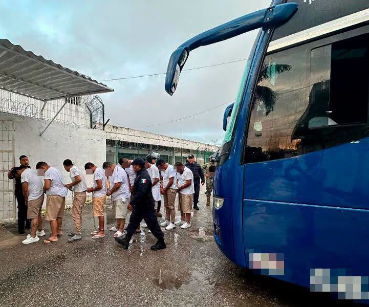 Trasladan 146 internos de Cancún a penal de Chetumal