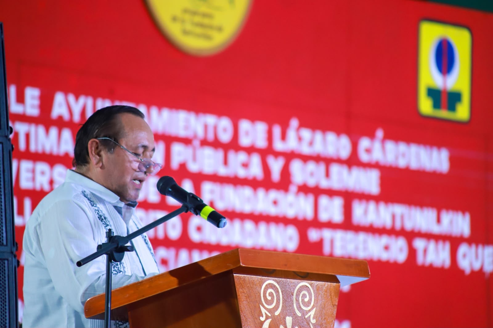 Nivardo Mena entrega medalla al mérito ciudadano en Kantunilkin