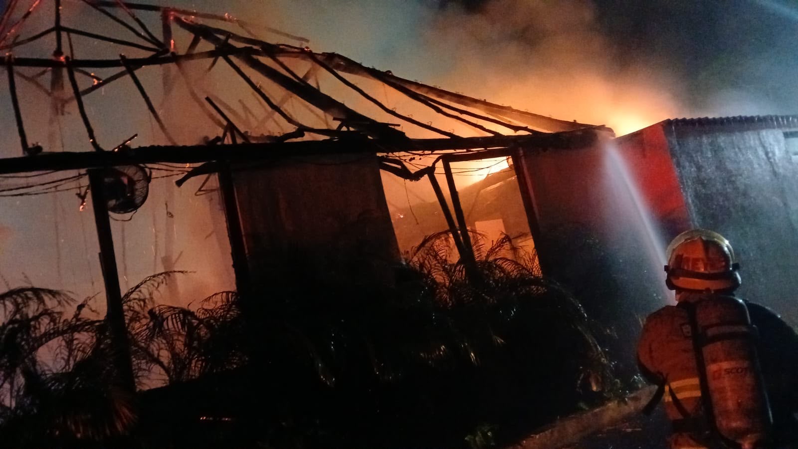 Incendio consume restaurante en avenida Huayacán, Cancún
