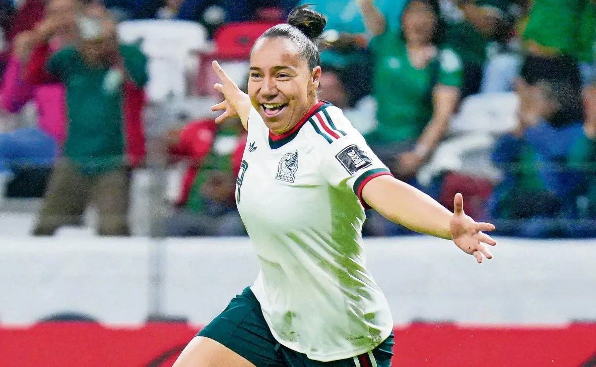 Charlyn Corral gana Balón de Oro como mejor delantera