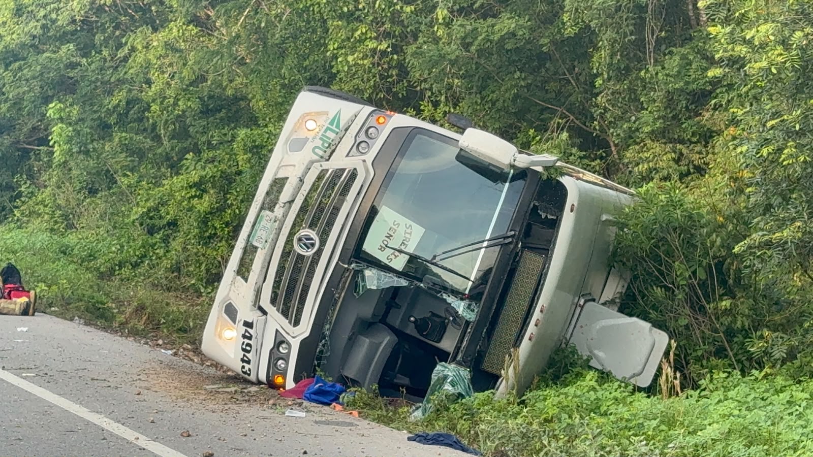 Mueren tres en volcadura de autobús cerca de aeropuerto Tulum