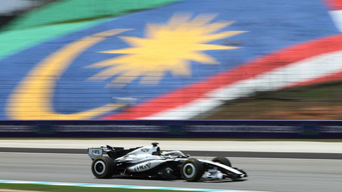 Checo Pérez enfrenta problemas con asfalto y Cadillac en Malasia