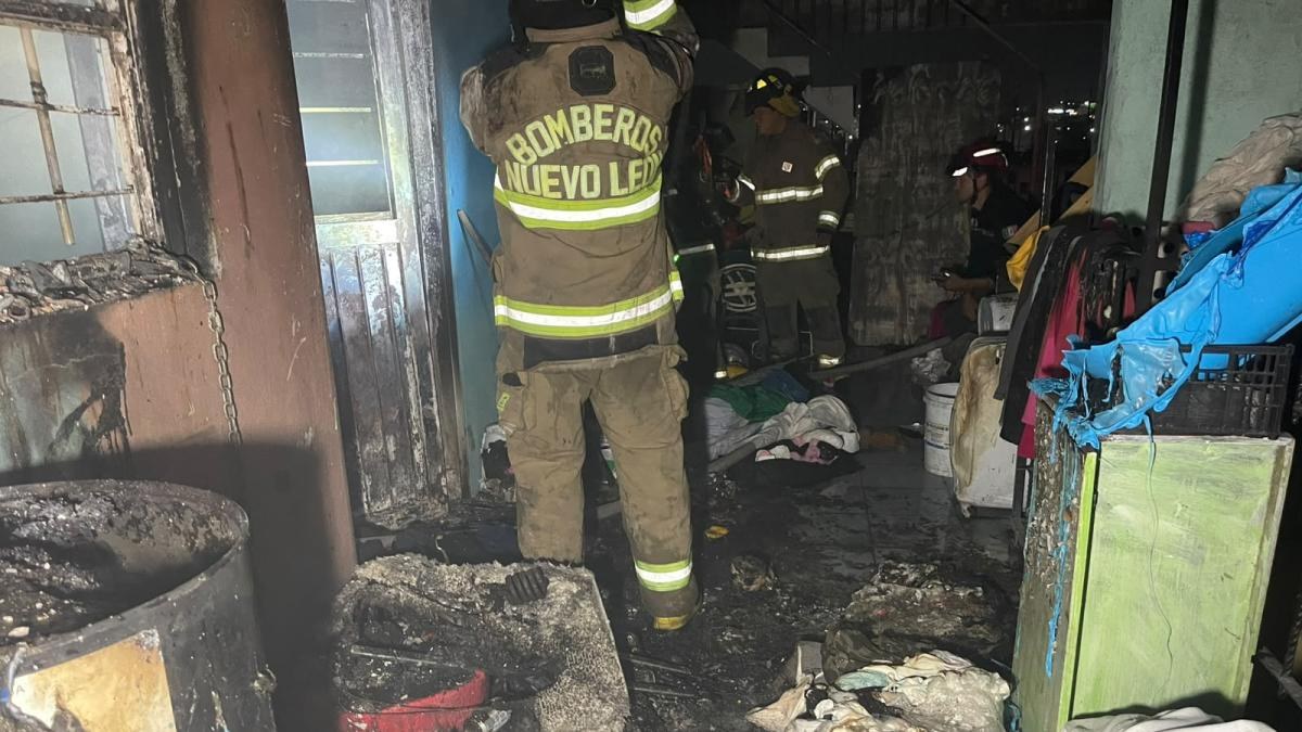 Incendio consume cuartos de renta en Monterrey