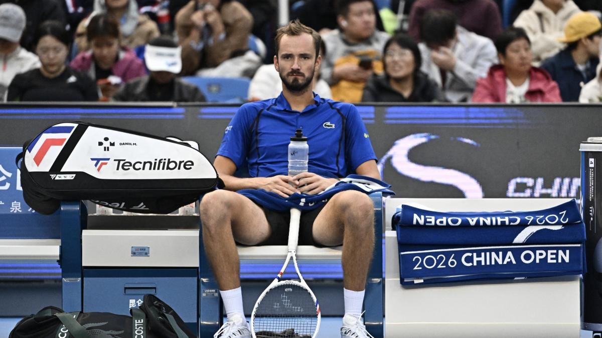 Medvedev es descalificado en Pekín y Djokovic avanza