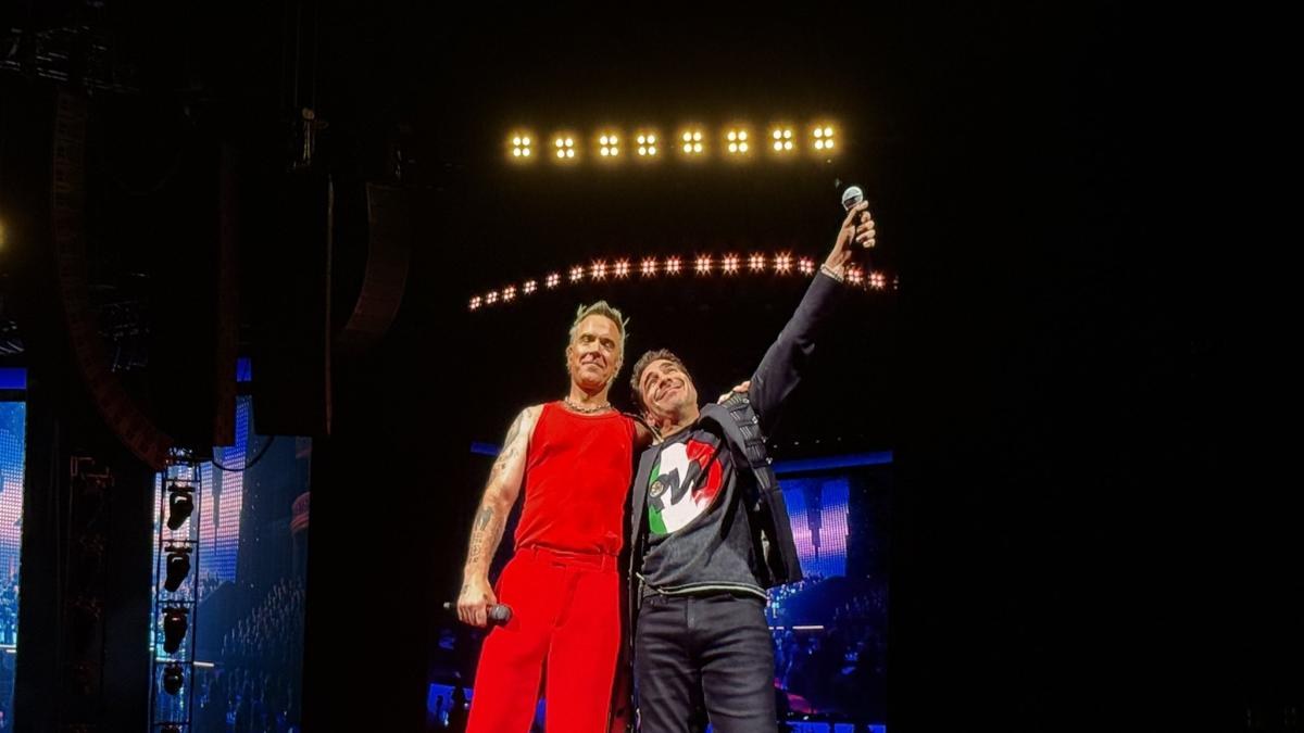 Robbie Williams y Omar Chaparro sorprenden en concierto