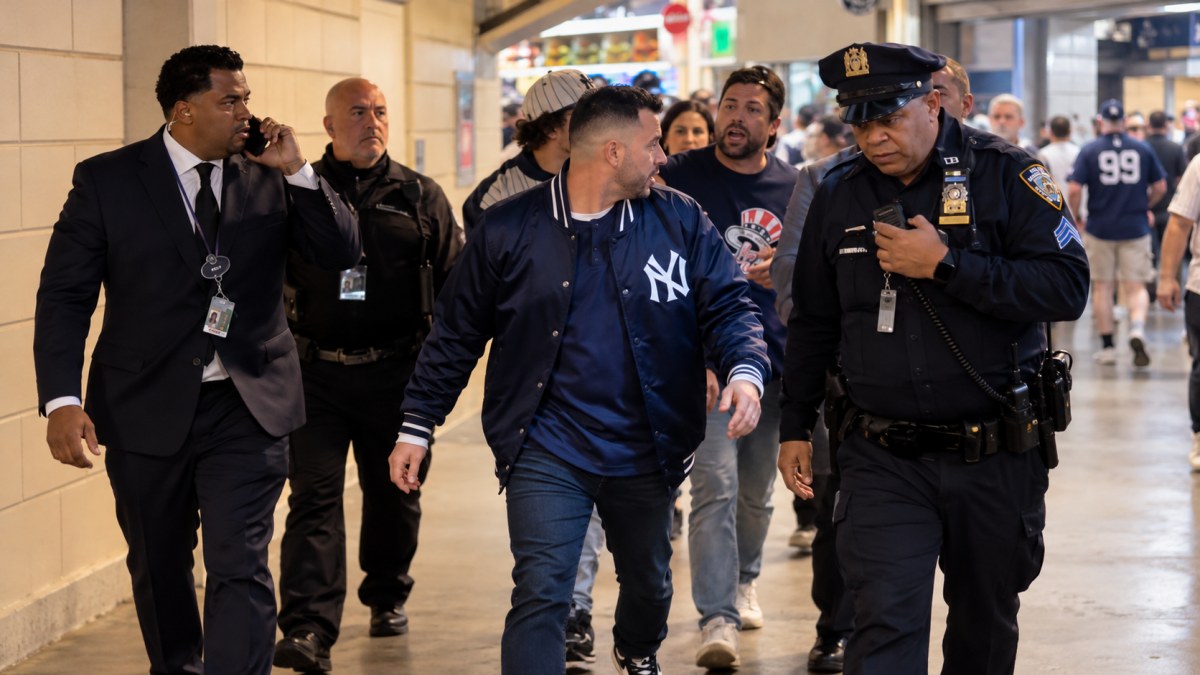Aficionado de Yankees es expulsado tras interferir jonrón