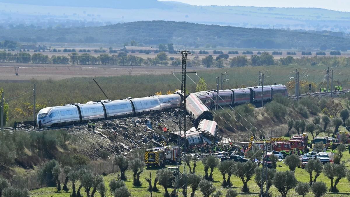 Choque de trenes en España deja 68 muertos y decenas heridos