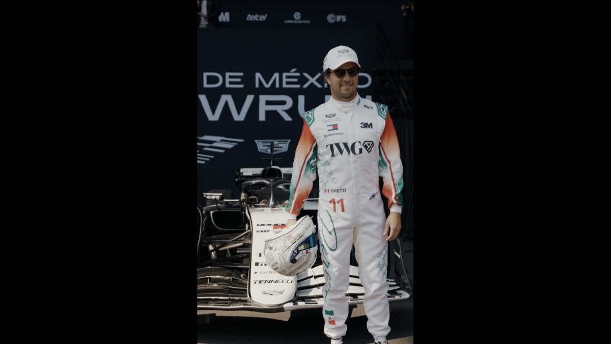 Checo Pérez exhibe auto de película F1 en Reforma