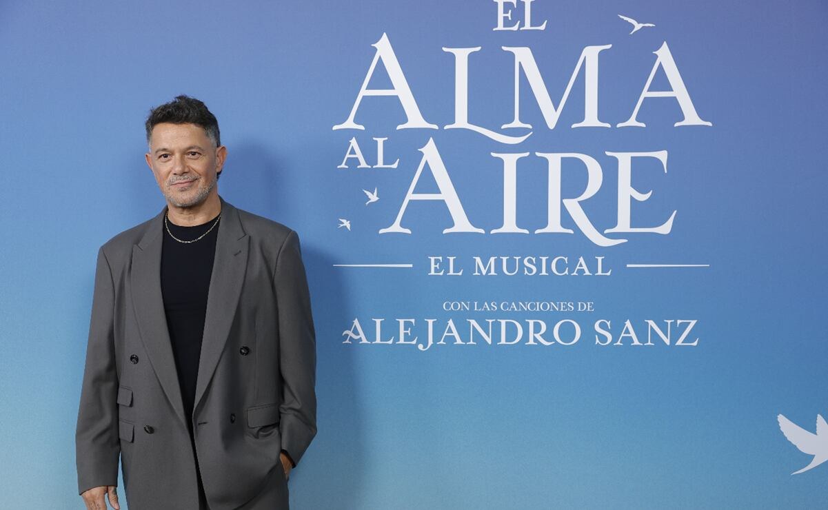 Alejandro Sanz posa con sus hijos y novia en Madrid