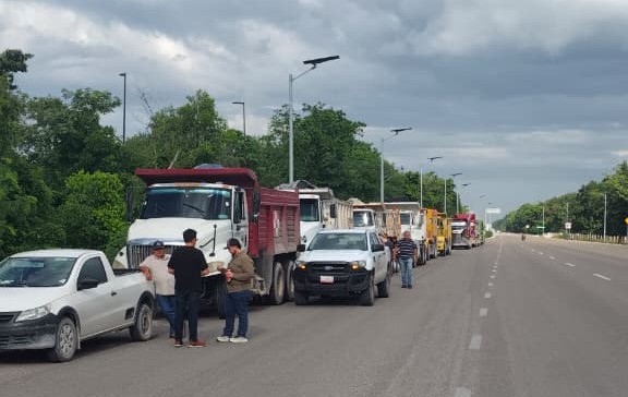 Volqueteros protestan en Cancún por tarifas del Tren Maya