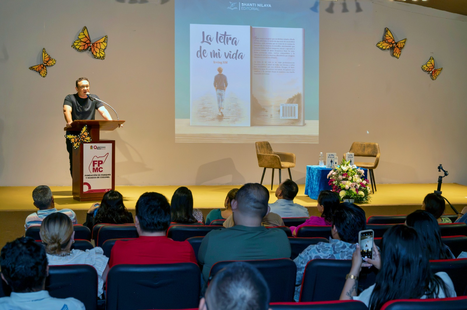 Irving Sauri presenta novela en Museo de la Isla Cozumel