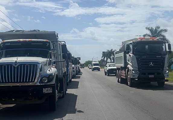 Transportistas suspenden bloqueo en carretera 307 tras acuerdo