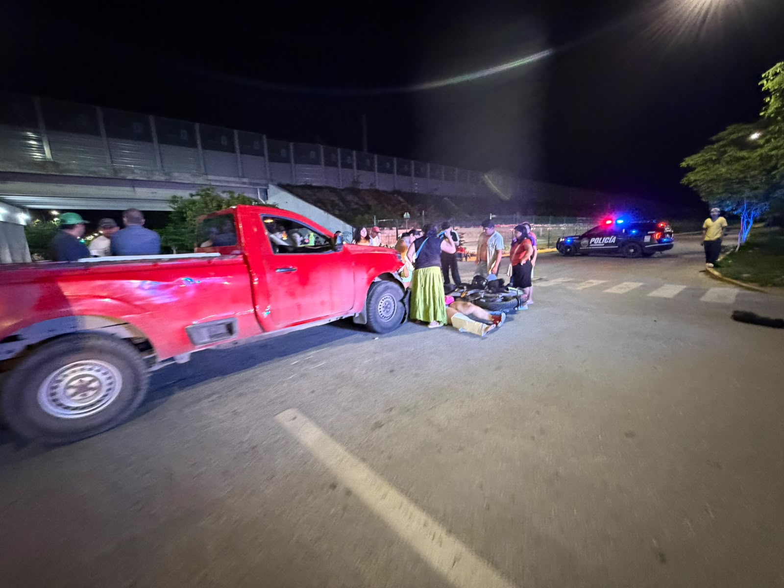 Camioneta atropella a dos en moto en Playa del Carmen