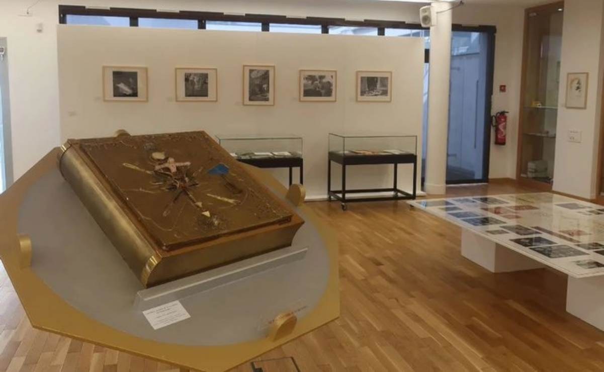Roban cubierta del libro de Salvador Dalí en Francia
