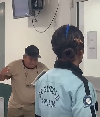Adulto mayor rompe bastón en IMSS Coba por falta de atención