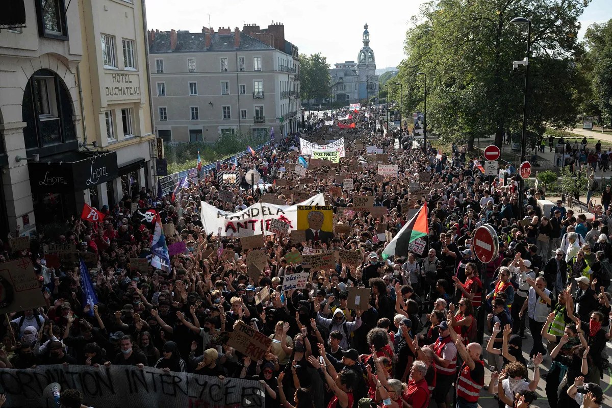 Protestas estudiantiles movilizan a decenas de miles en Francia