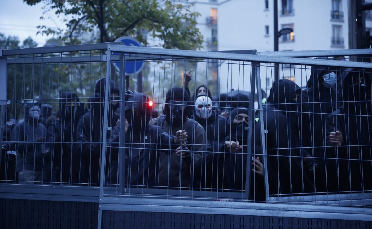 París impone toque de queda por protestas y Halloween