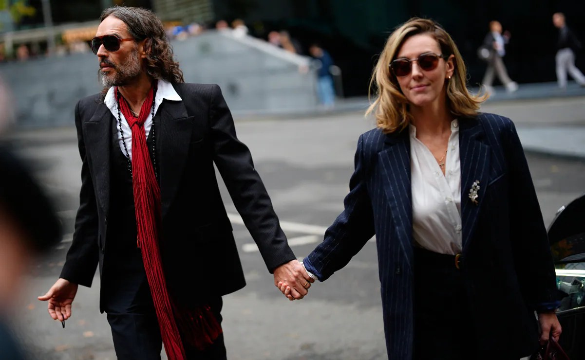 Esposa de Russell Brand declara dificultad para ser monógamo
