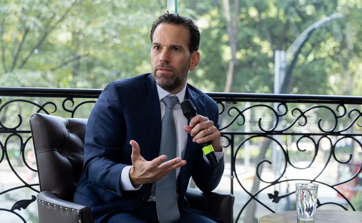 Loret responde a Sheinbaum sobre supuesta gira de AMLO