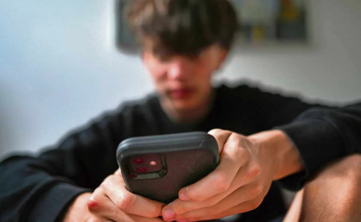 Comisión Europea congela leyes nacionales sobre menores y redes sociales